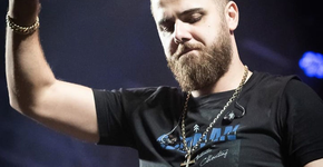 Zé Neto desabafa e chora durante show em Americana