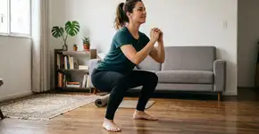 Uma pessoa que nunca se exercitou antes deve começar trabalhando a força primeiro e depois passar para o cardio, alternando entre os dois