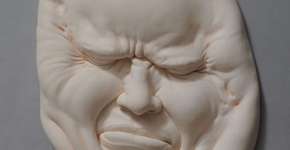 Artista cria esculturas surreias com materiais orgânicos