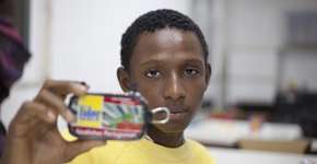 Em Portugal, projeto ensina crianças a transformar latas de sardinha em máquinas fotográficas