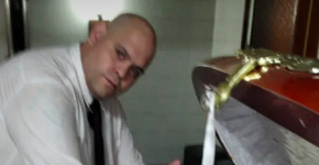 Funcionário de funerária tira foto com o corpo de Maradona e é demitido