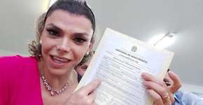 Léo Áquilla muda certidão de nascimento e chora ao rasgar antiga