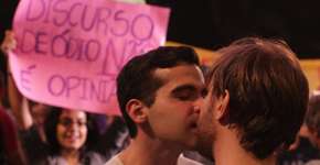 Contra declarações de Levy Fidelix, ativistas fecham Avenida Paulista e reailzam ‘beijaço’; veja fotos