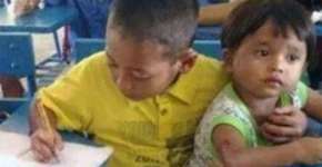 Para não perder aula, criança de 7 anos leva irmão à escola