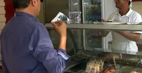 Conheça a primeira sorveteria brasileira comandada por deficientes auditivos