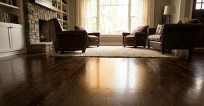 Eu passei chá preto no meu piso de madeira e os riscos brancos “sumiram” como se eu tivesse pintado