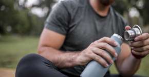 Entenda por que a limpeza correta da sua garrafa de água é indispensável para a saúde