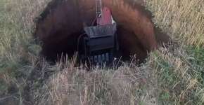 Buraco ‘Portão do Inferno’ engole agricultor e colheitadeira na Rússia; entenda