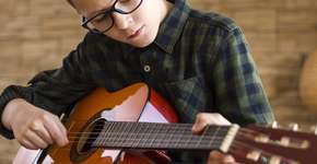 Instrumento para tocar em família ajuda crianças com autismo