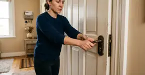 Conferir mais de uma vez se a porta está trancada indica uma busca profunda por segurança em fases de agitação mental