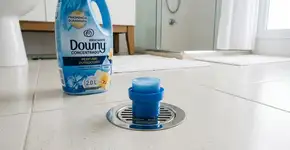 Por que você deve colocar uma tampa de amaciante no ralo antes de sair de casa