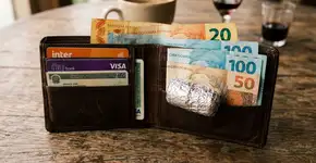 Carregar uma rolha de vinho embrulhada em papel alumínio na carteira: para que serve e quando fazer isso