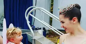 Bebê se encanta com bailarina e foto viraliza