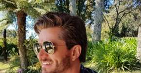 Fãs de Marcos Harter levam carro de mensagem para ‘A Fazenda’