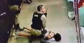 Vídeo mostra PMs derrubando e imobilizando mulher com bebê no colo