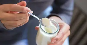 Como fazer um iogurte cremoso incrível usando só 2 ingredientes