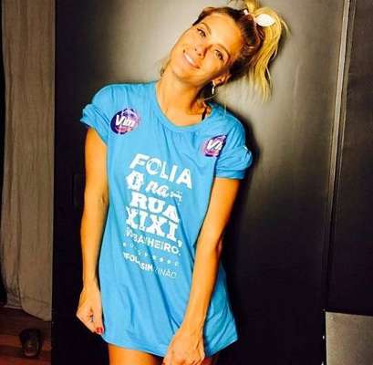 Carolina Dieckmann veste a camisa da campanha