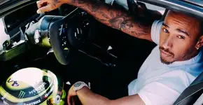 Hamilton responde fala racista de Nelson Piquet em português