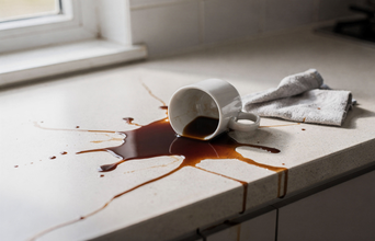 Tertiary news: O que significa derramar café sem querer e o que isso revela sobre seu ritmo de vida?