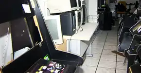 Caça-níqueis apreendidos viram computadores para crianças no ES