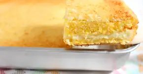 Bolo cremoso de flocão de milho barato e delicioso