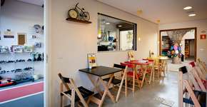 Chuveiros, estacionamento e manutenção para a bike: conheça o Pedal no Pé