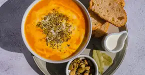 Só 4 ingredientes para a sopa de abóbora com gengibre mais confortante do inverno