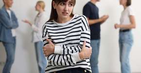 Ansiedade social: sinais silenciosos que podem estar mais perto do que você imagina