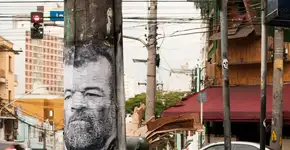 Intervenção artística reproduz catadores em postes para chamar a atenção para nosso lixo