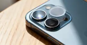 O protetor de câmera do seu celular faz suas fotos ficarem terriveis e ainda pode prejudicar seu celular