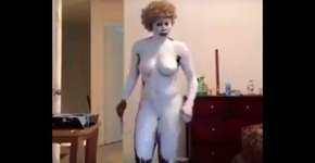 Protesto: mulher negra pinta seu corpo de branco