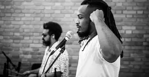 Sesc Paulista recebe a performance literária “África é Logo Aqui”, com Cleyton Mendes