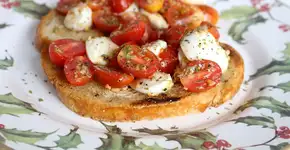 Bruschetta de tomate e queijo: entradinha fácil e deliciosa