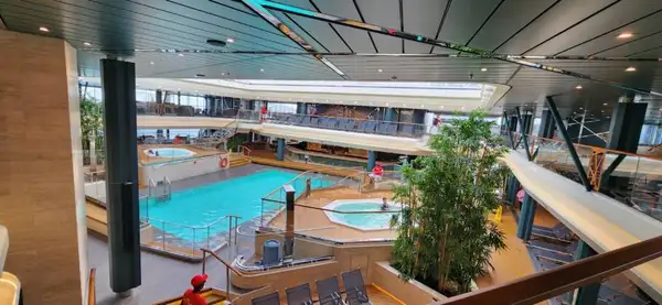 Bamboo Pool, espaço coberto com piscina e hidromassagens aquecidas