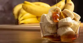 Banana caramelizada no micro-ondas com gergelim é o doce de 5 minutos que vicia