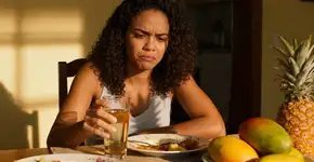 O erro que você comete depois de comer demais e piora tudo