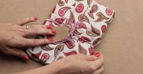 Embrulhar com tecido é uma opção barata para o presente de Natal