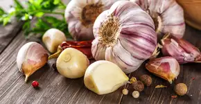 A surpreendente arma contra o hálito de alho está na sua geladeira