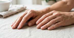 Como deixar mãos e unhas com aparência mais jovem depois dos 40 usando cuidados simples em casa