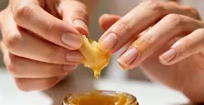 Os 3 ingredientes naturais que suas unhas amam e você tem em casa