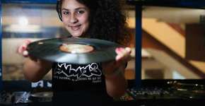 Dj de 14 anos faz turnê com set de rap feminino pela Europa
