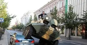 Prefeito de cidade da Lituânia atropela carro de luxo parado em ciclovia com tanque de guerra