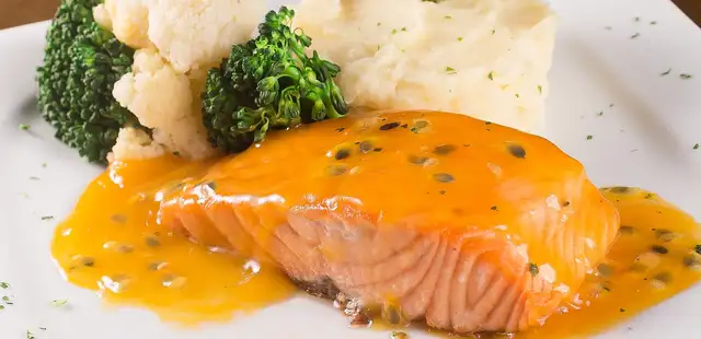Salmão ao molho de maracujá é uma explosão de sabores!