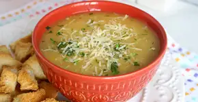 Sopa cremosa de mandioca com frango