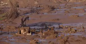 Marcha refaz caminho da lama após um ano do desastre em Mariana