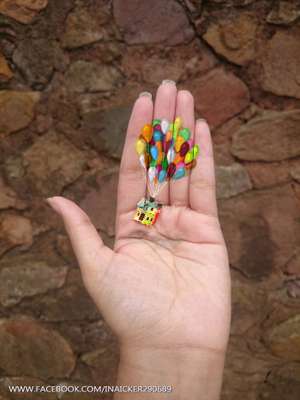 A jovem usa a própria mão como tela para seus desenhos (Reprodução/Facebook/Iantha Naicker)