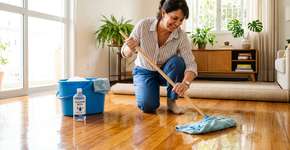 Uma colher num balde de água e o chão fica limpo durante semanas: o truque italiano faz a superfície brilhar como um espelho