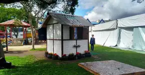 Crianças constroem biblioteca com 800 caixas de leite