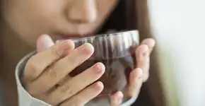 Saiba como tomar chá preto para controlar glicemia e reduzir colesterol