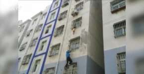 Homem escala prédio para salvar criança pendurada em janela